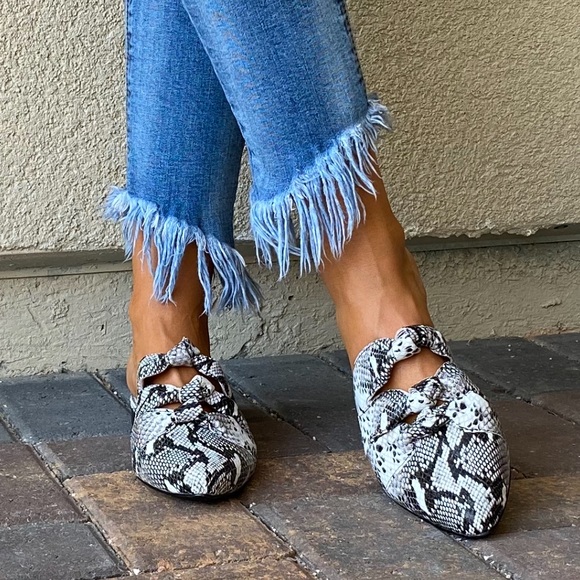Snake Print Leather Pointed Toe Bow Detail Mule - Picture 3 of 13